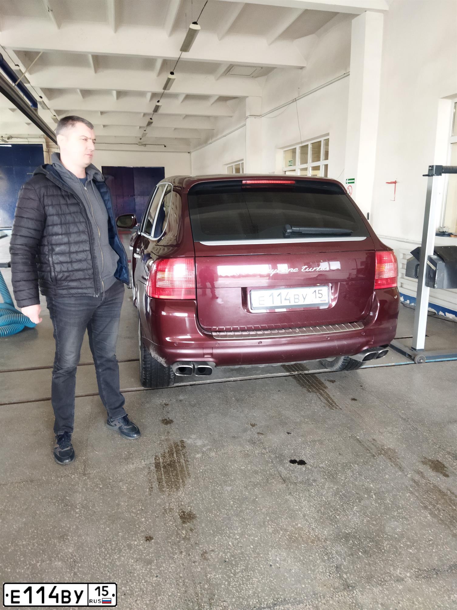 Фото автомобиля PORSCHE CAYENNE, 2004 — госномер К681МР77. Цвет: БОРДОВЫЙ