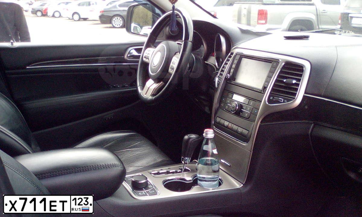Фото автомобиля JEEP GRAND CHEROKEE, 2012 — госномер К557ЕВ147. Цвет: Белый