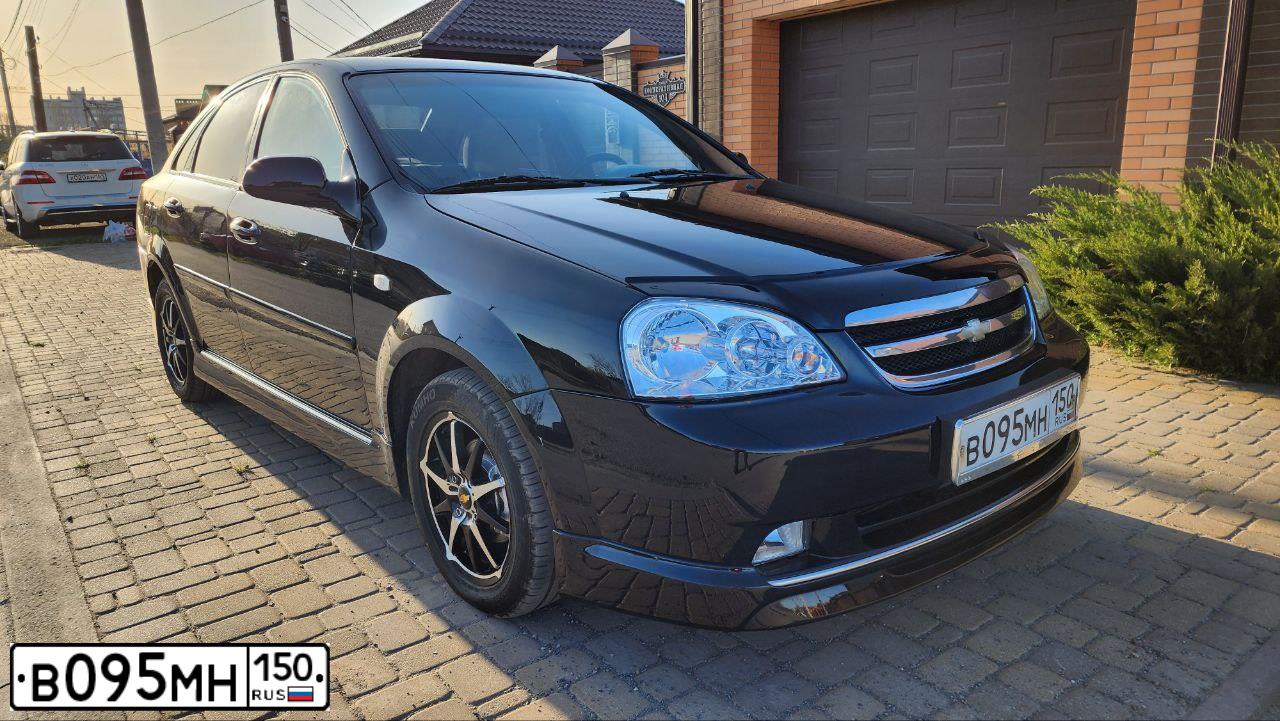 Фото автомобиля CHEVROLET LACETTI, 2008 — госномер В095МН150. Цвет: ЧЕРНЫЙ