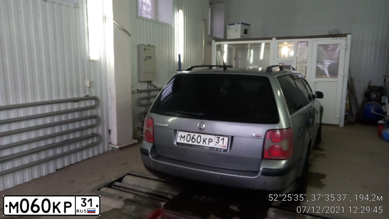 Фото автомобиля VOLKSWAGEN PASSAT, 2001 — госномер С951МТ57. Цвет: БЕЛЫЙ СЕРЫЙ