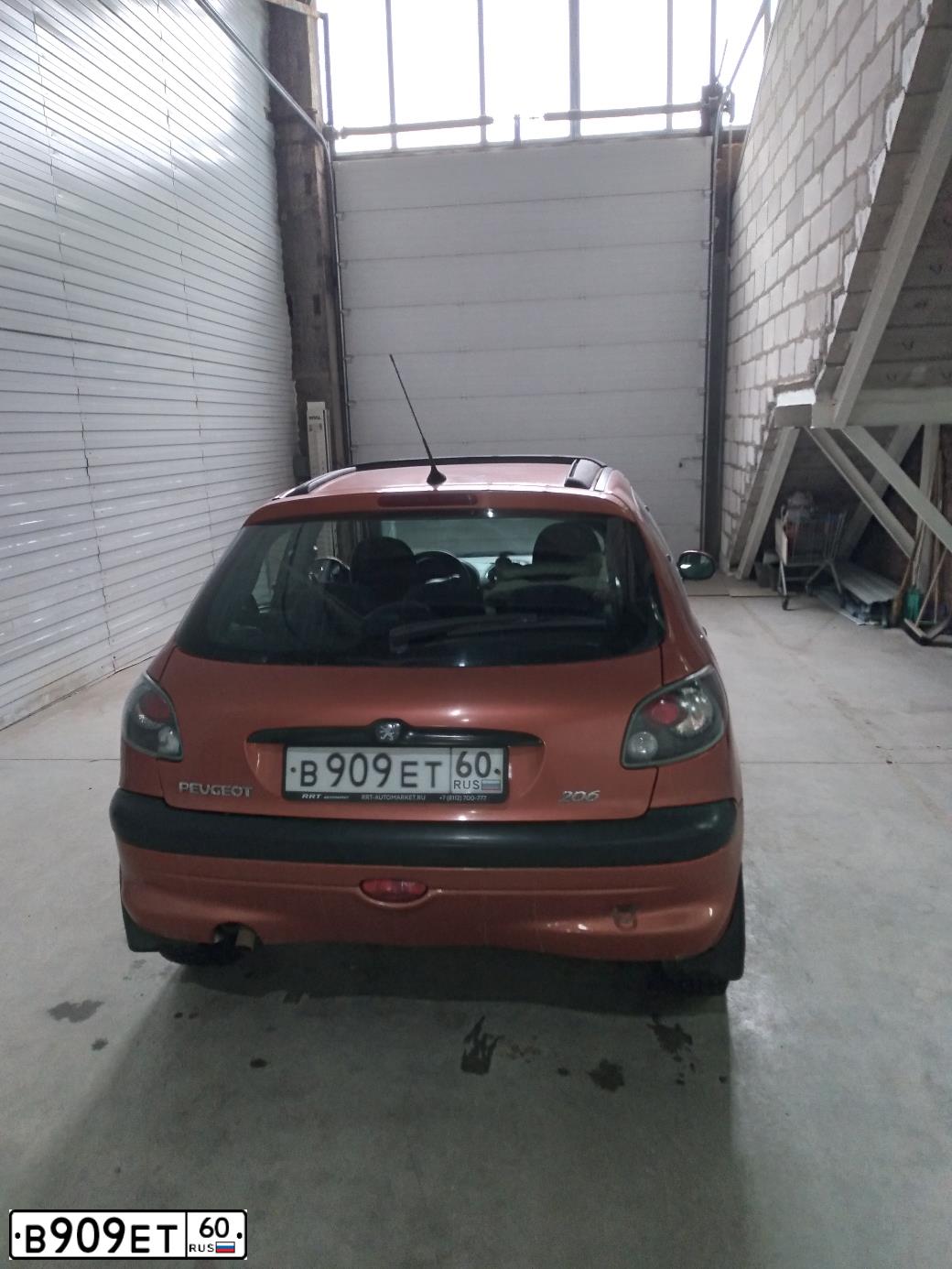 Фото автомобиля PEUGEOT 206, 2000 — госномер М009ОТ198. Цвет: Оранжевый