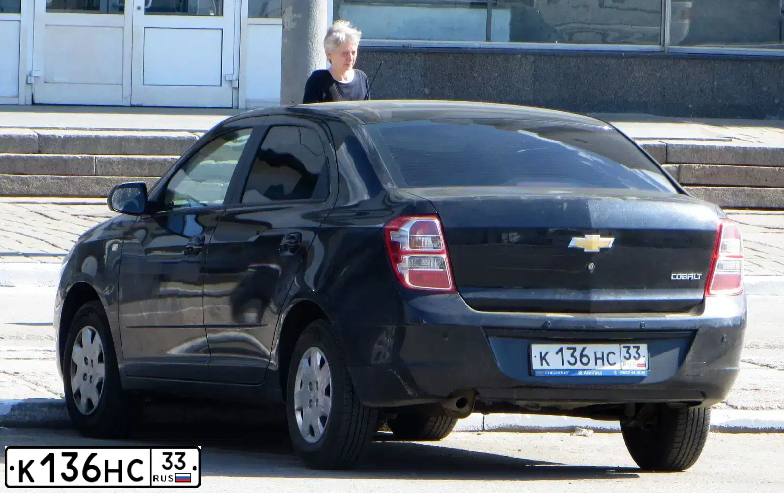 Фото автомобиля CHEVROLET COBALT, 2013 — госномер М423УК33. Цвет: ЧЕРНЫЙ