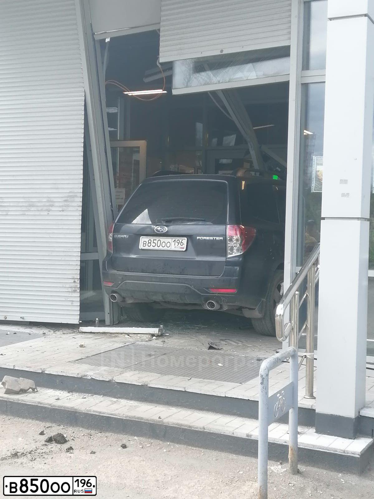 Фото автомобиля SUBARU FORESTER, 2008 — госномер В850ОО196. Цвет: Серый