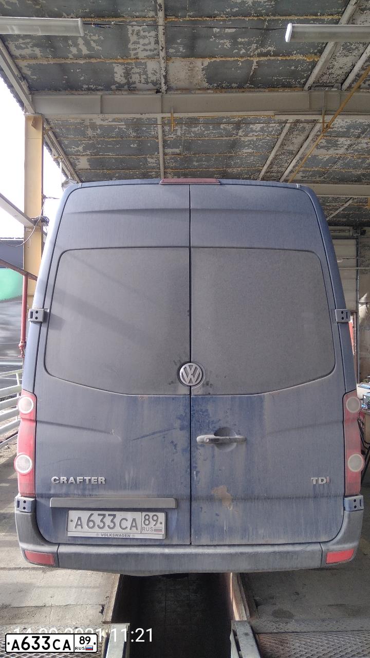 Фото автомобиля VOLKSWAGEN CRAFTER, 2010 — госномер А633СА89. Цвет: ТЕМНО-СИНИЙ