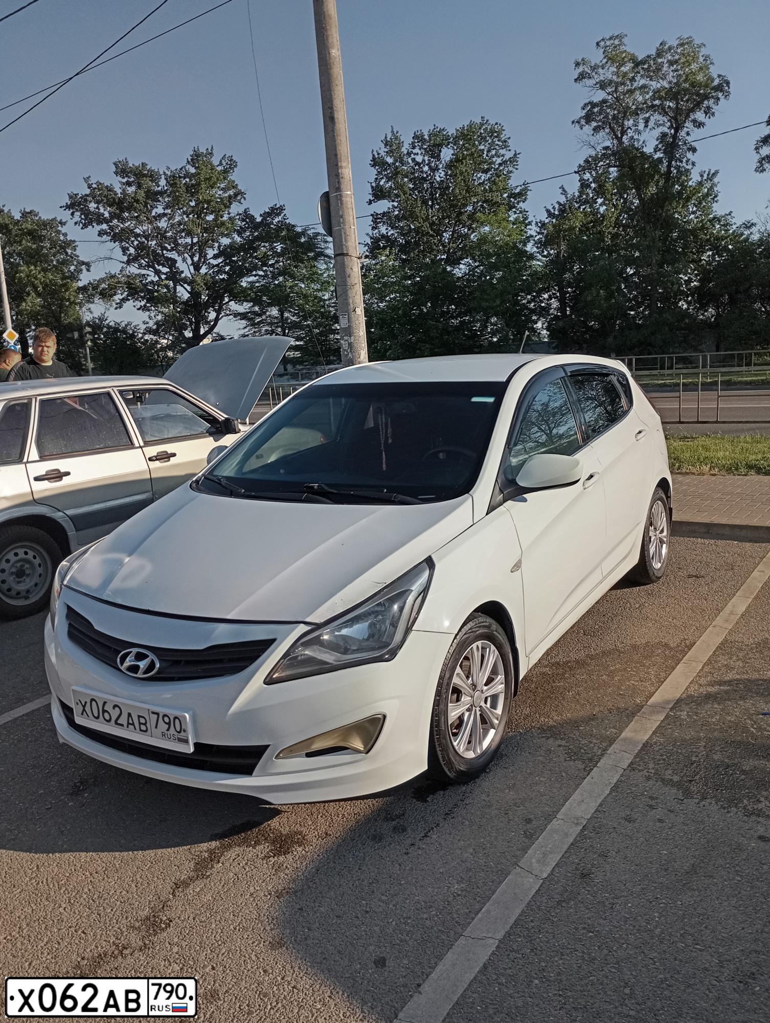 Фото автомобиля HYUNDAI SOLARIS, 2014 — госномер Х062АВ790. Цвет: БЕЛЫЙ-ЖЕЛТЫЙ-СЕРЫЙ