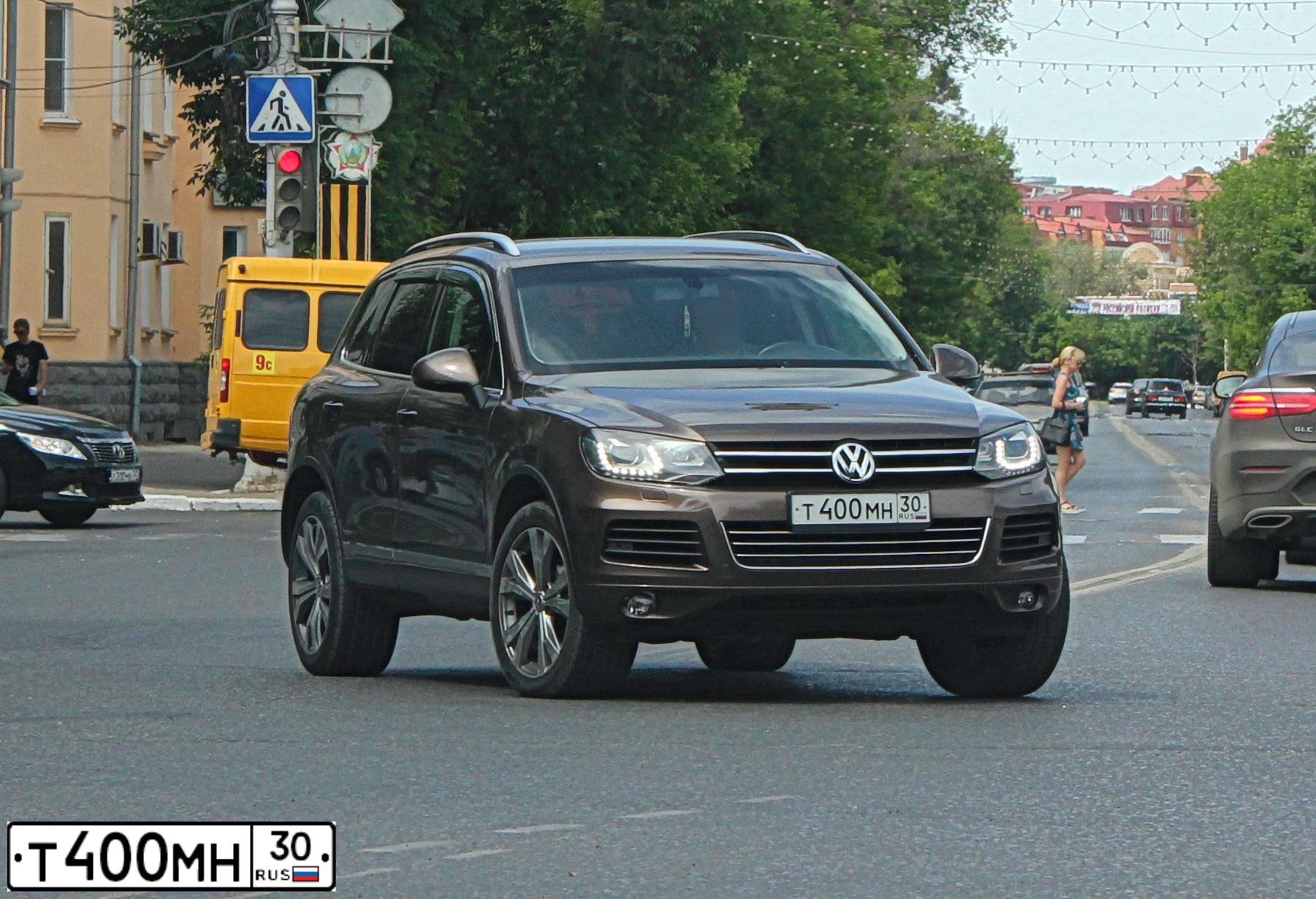 Фото автомобиля TOYOTA LANDCRUISER 200, 2019 — госномер Т400МН30. Цвет: Белый
