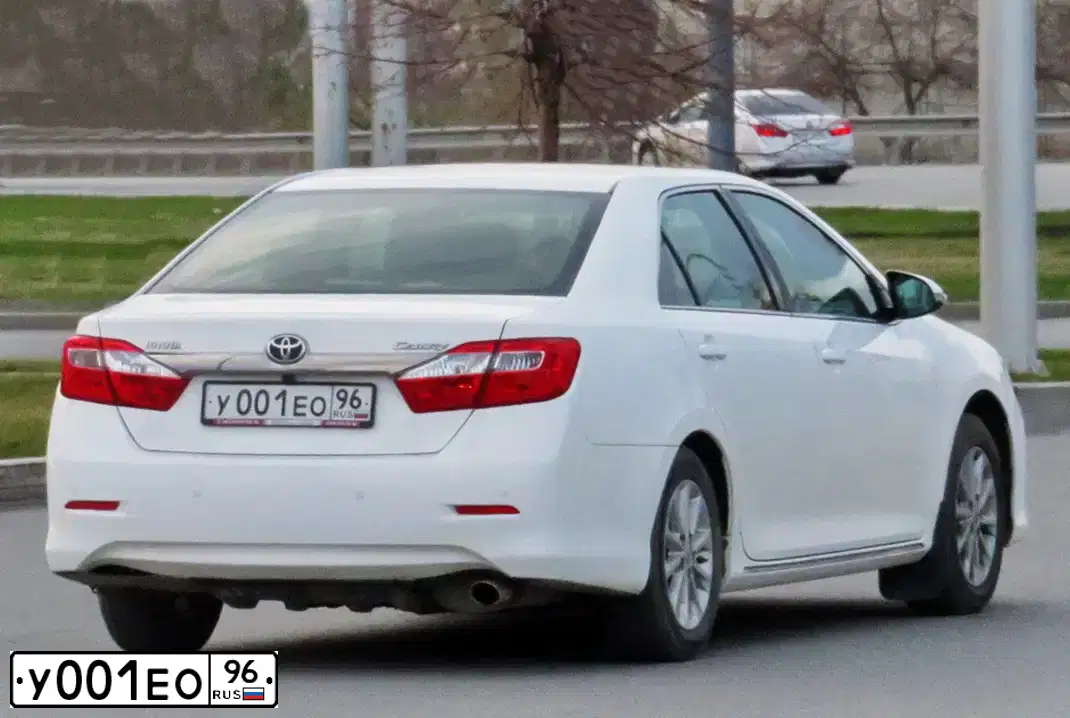 Фото автомобиля TOYOTA CAMRY, 2012 — госномер У001ЕО96. Цвет: Белый