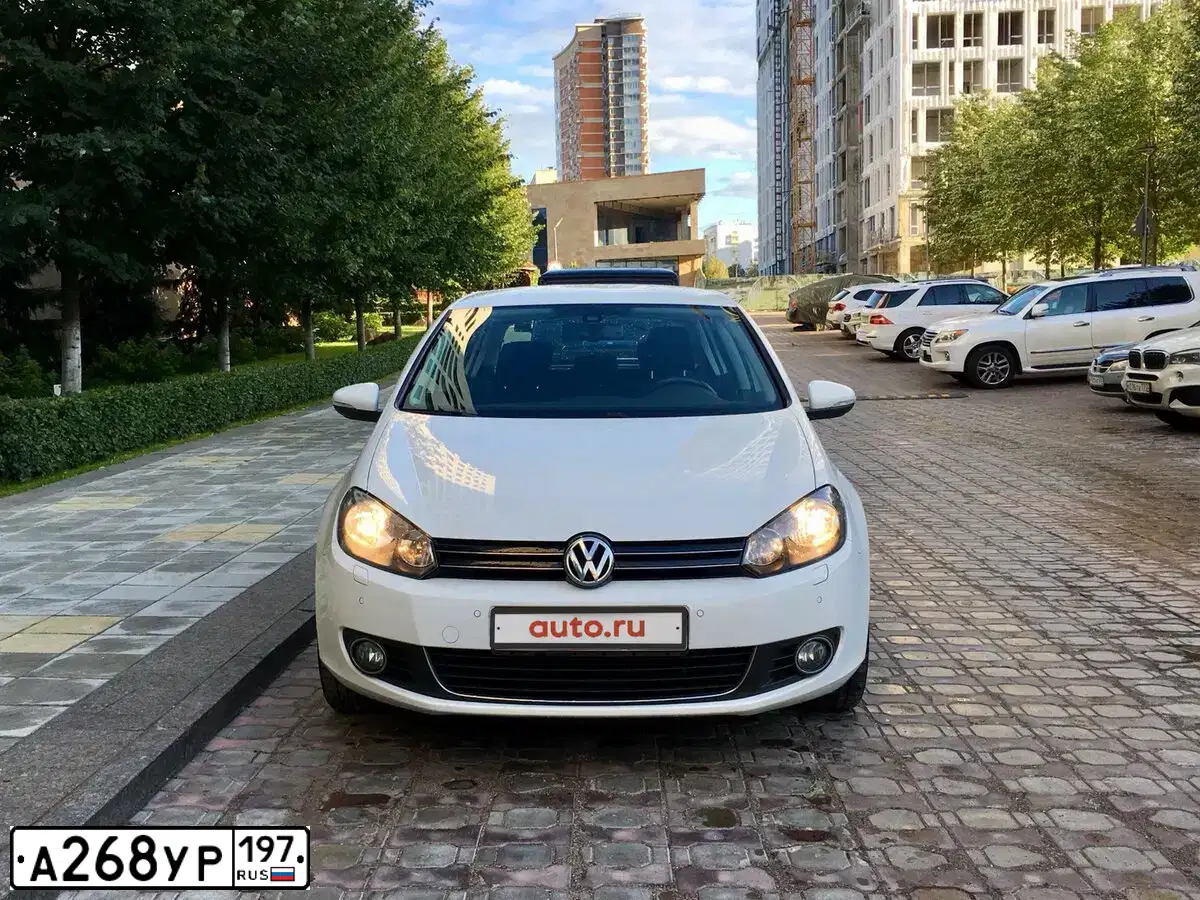 Фото автомобиля VOLKSWAGEN GOLF, 2012 — госномер Е862ТХ33. Цвет: Белый