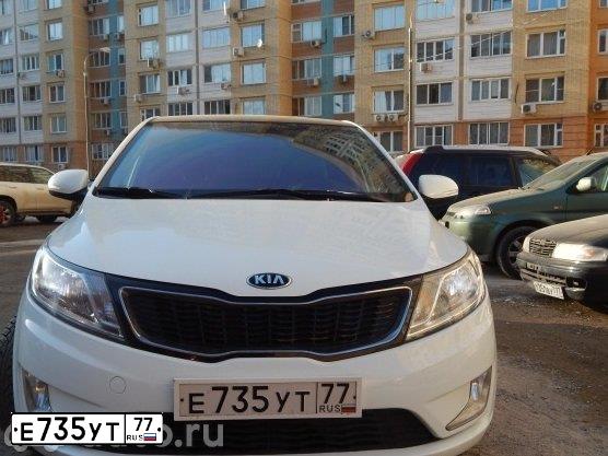 Фото автомобиля KIA RIO, 2013 — госномер Р646ЕМ05. Цвет: Белый