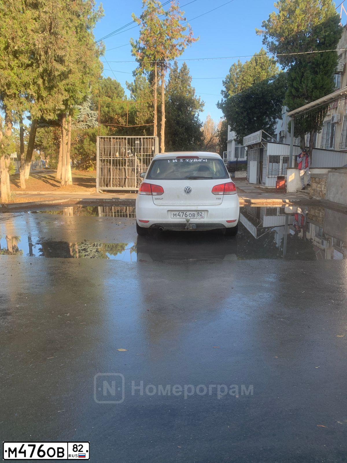 Фото автомобиля VOLKSWAGEN GOLF, 2011 — госномер Е808КР178. Цвет: Белый