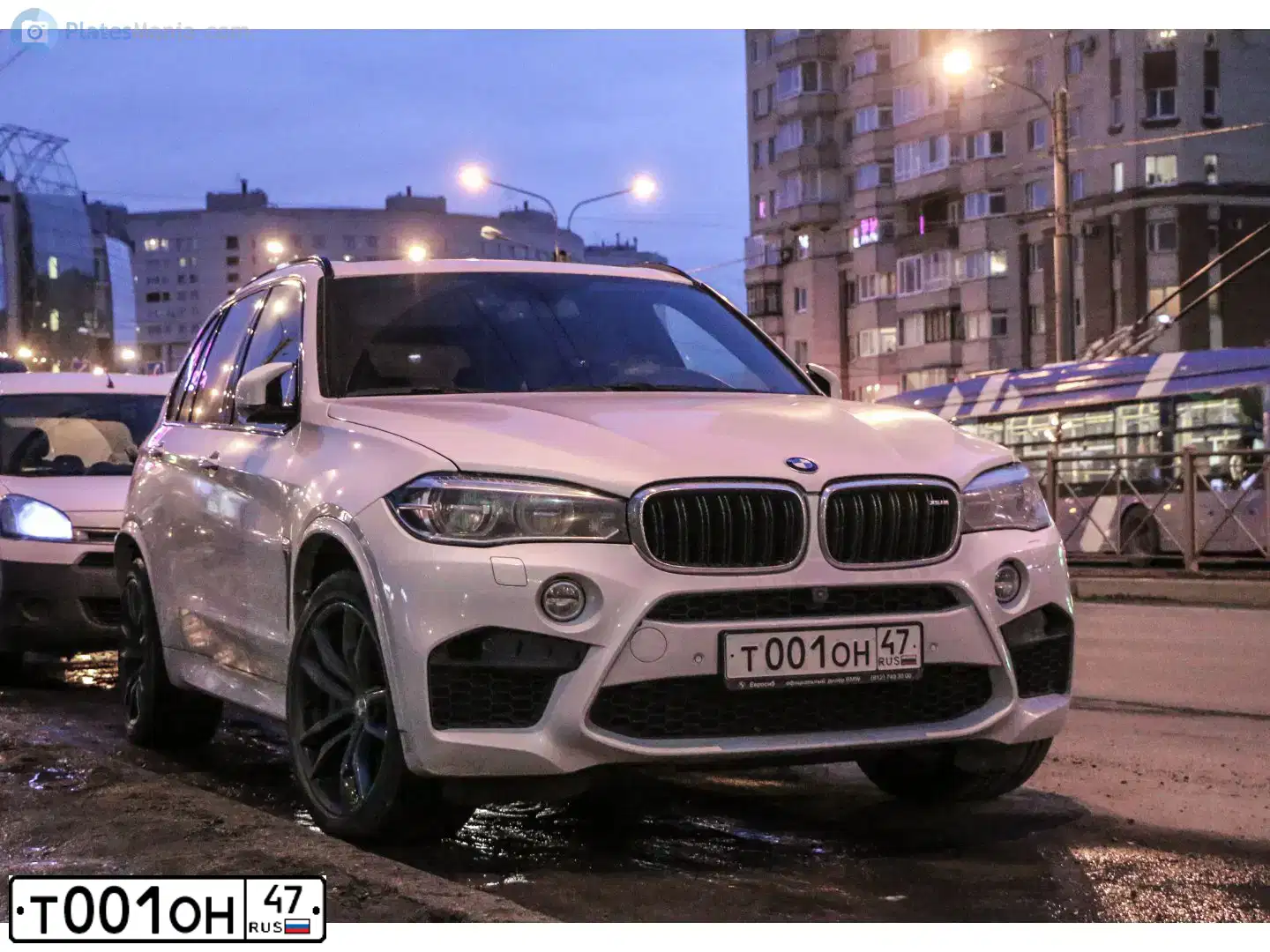 Фото автомобиля VOLKSWAGEN TIGUAN, 2008 — госномер Р585АК178. Цвет: ЧЕРНЫЙ