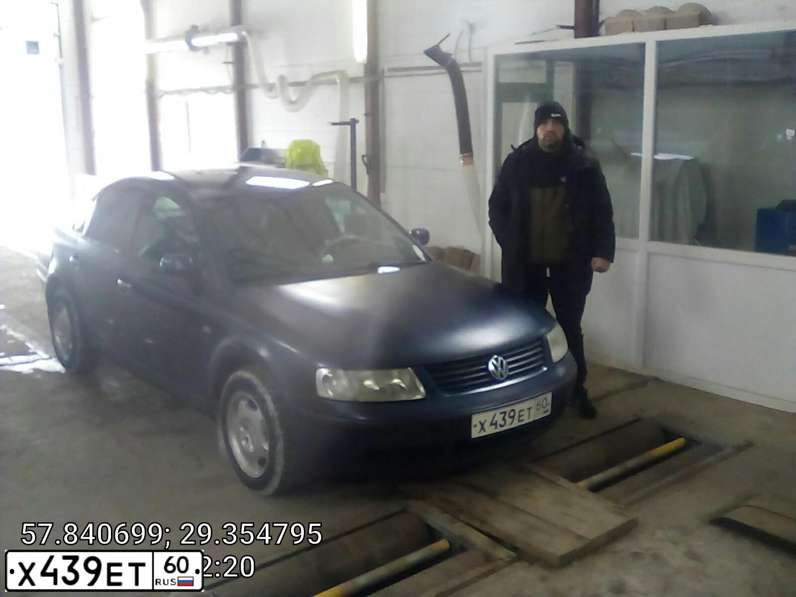 Фото автомобиля VOLKSWAGEN PASSAT, 1998 — госномер Х439ЕТ60. Цвет: синий