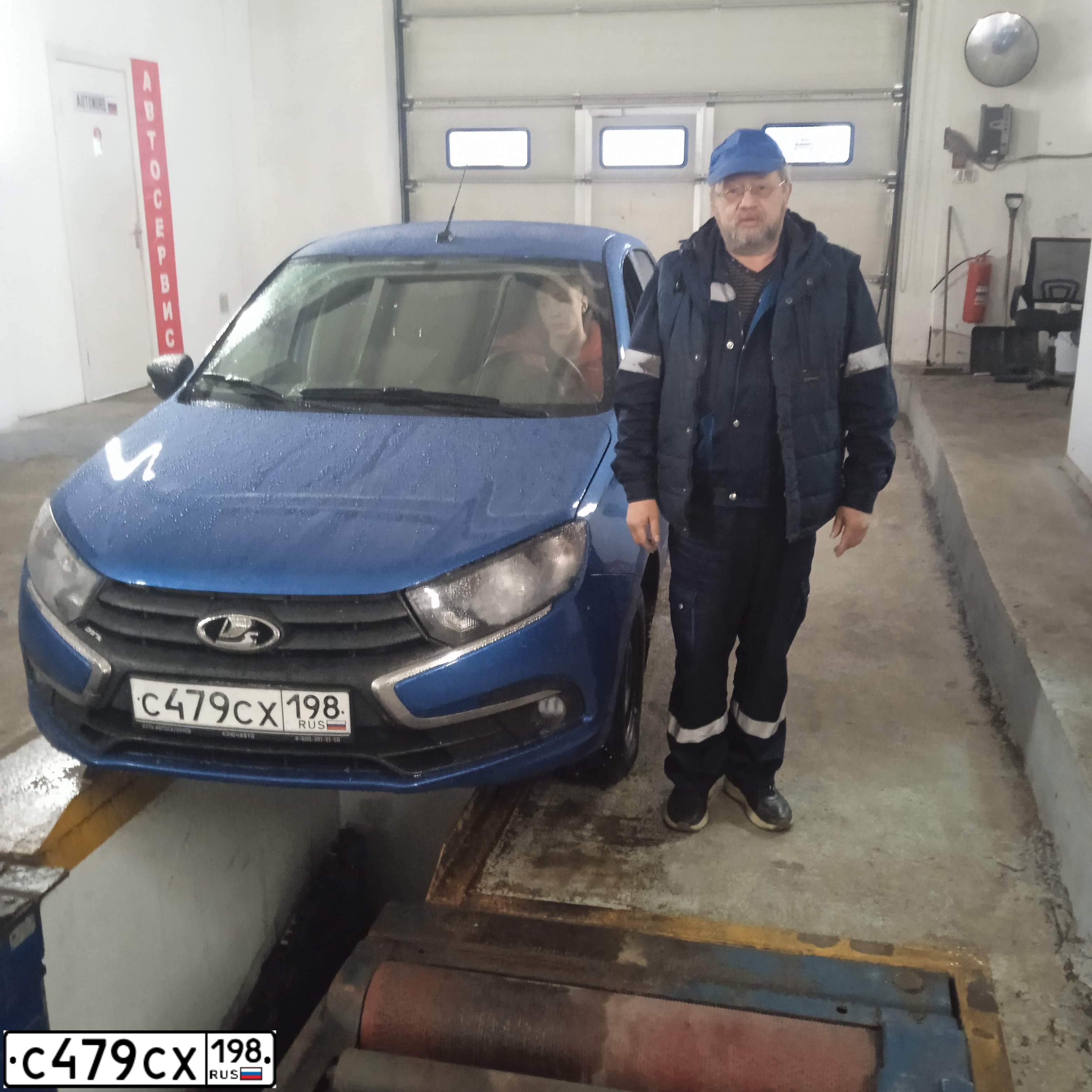 Фото автомобиля LADA 2190 GRANTA, 2018 — госномер Р050ОС198. Цвет: ЯРКО-СИНИЙ