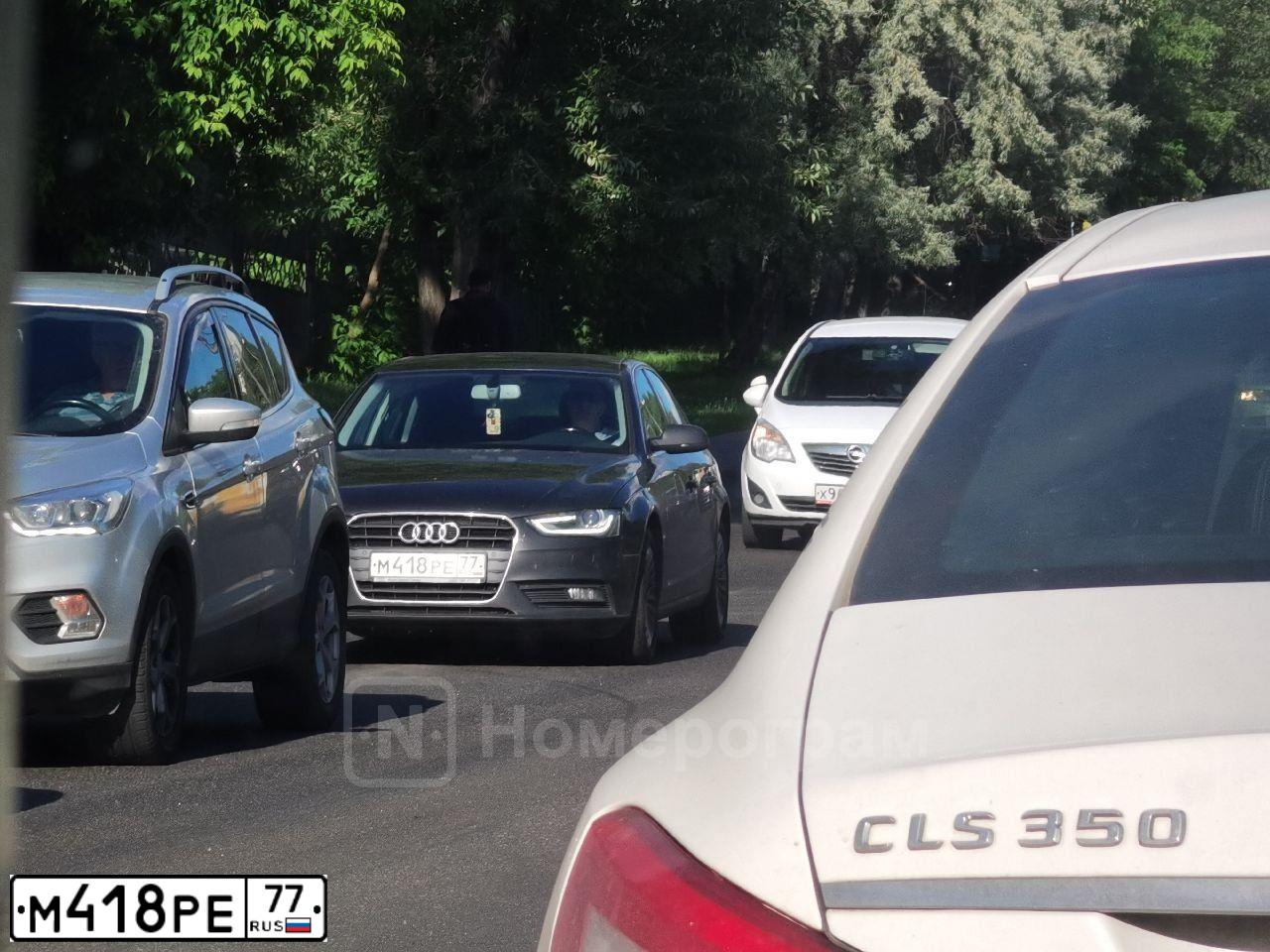 Фото автомобиля AUDI A4, 2013 — госномер М418РЕ77. Цвет: ЧЕРНЫЙ