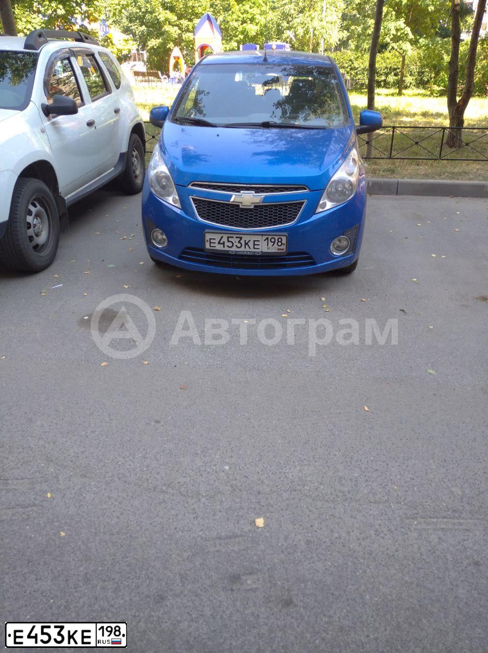 Фото автомобиля CHEVROLET SPARK, 2011 — госномер Е453КЕ198. Цвет: синий