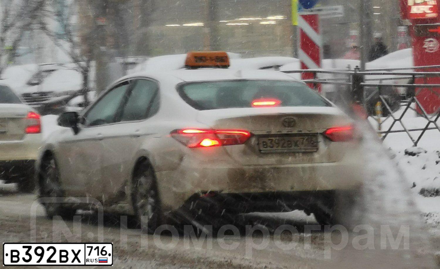 Фото автомобиля TOYOTA CAMRY, 2018 — госномер Р275ОС142. Цвет: Белый