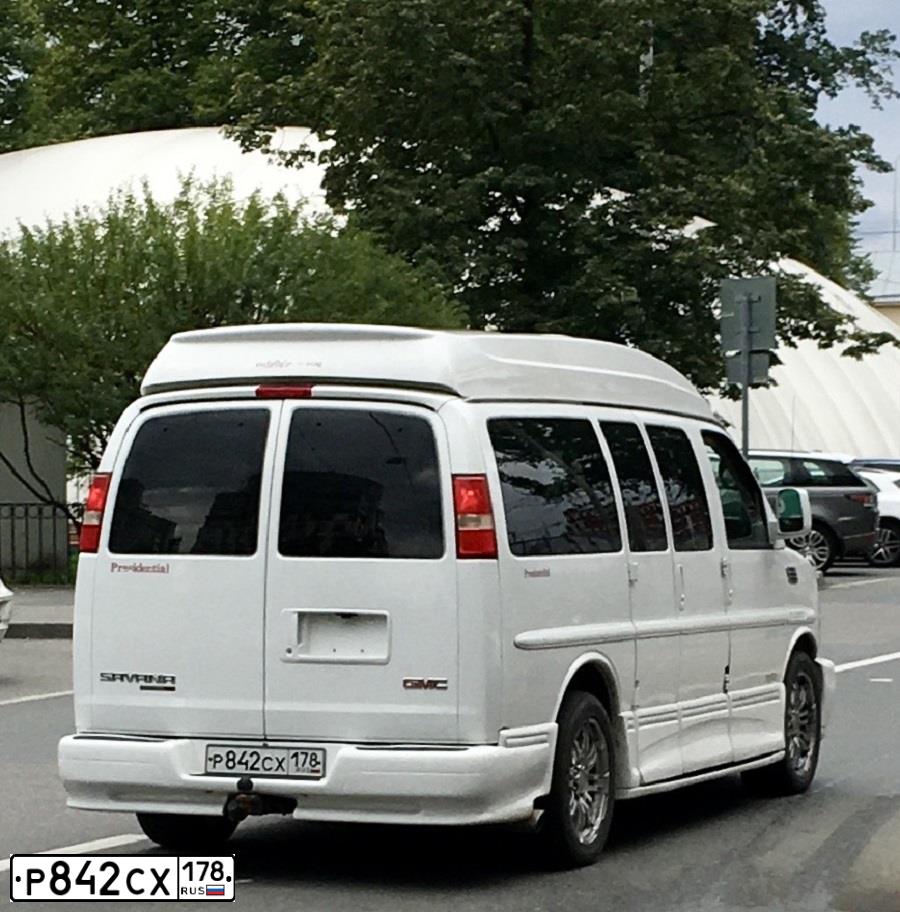 Фото автомобиля GMC SAVANA, 2013 — госномер У423РР198. Цвет: БЕЛЫЙ