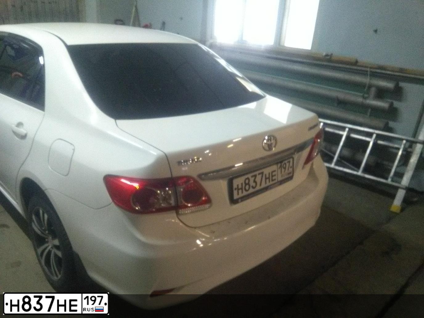 Фото автомобиля TOYOTA COROLLA, 2011 — госномер О012НМ29. Цвет: Белый