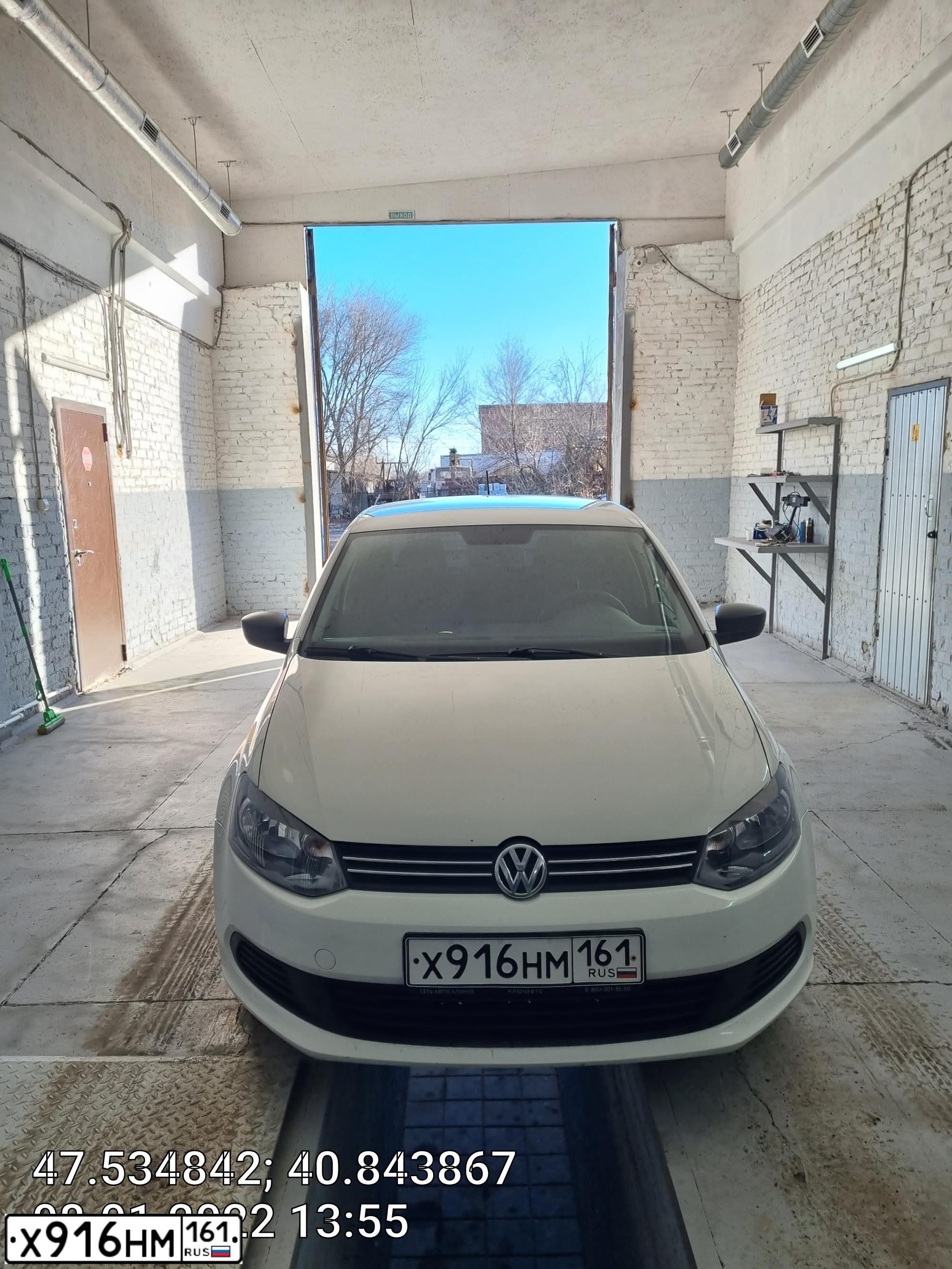 Фото автомобиля VOLKSWAGEN POLO, 2011 — госномер Х916НМ161. Цвет: Белый