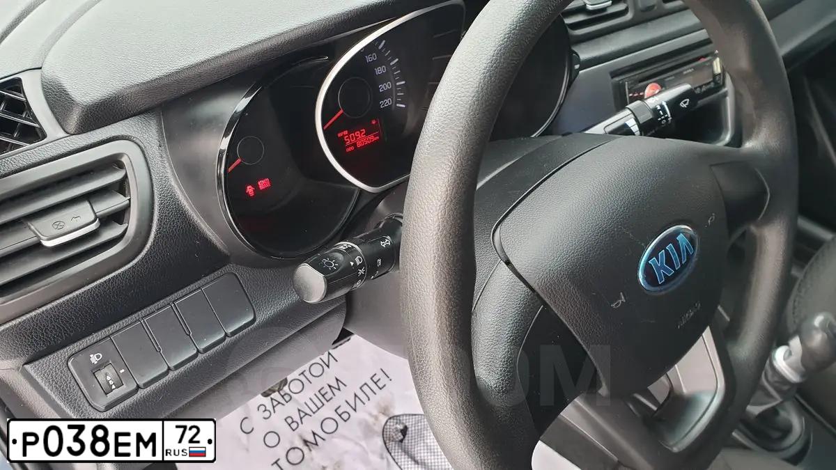 Фото автомобиля KIA RIO, 2013 — госномер Р038ЕМ72. Цвет: голубой
