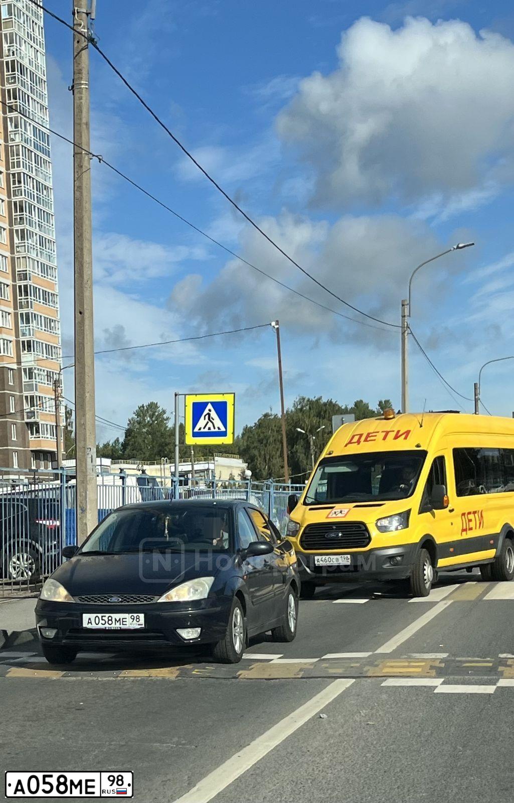 Фото автомобиля FORD FOCUS, 2004 — госномер А058МЕ98. Цвет: ТЕМНО-СИНИЙ