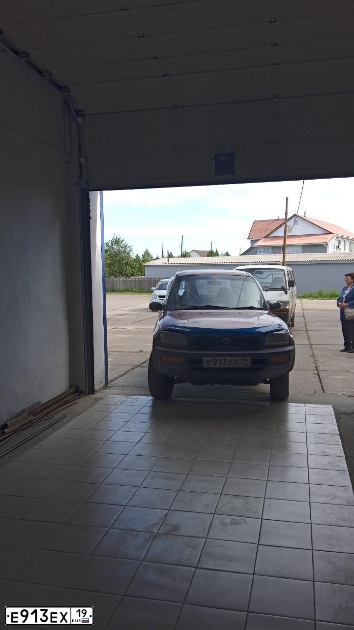 Фото автомобиля MERCEDES E-KLASSE, 2000 — госномер Р083КК19. Цвет: БЕЛЫЙ СЕРЫЙ