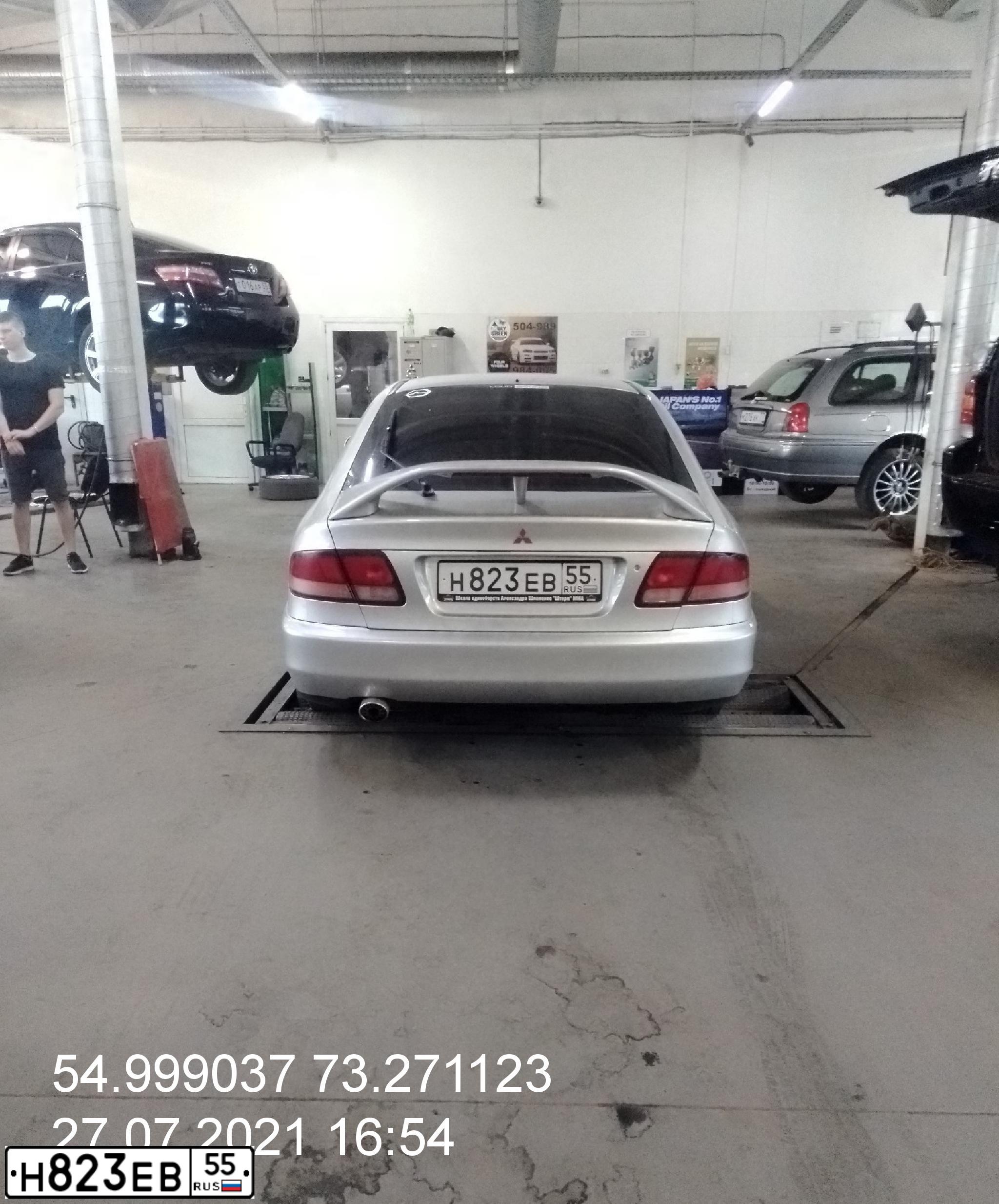 Фото автомобиля MITSUBISHI GALANT, 1993 — госномер Н823ЕВ55. Цвет: СЕРЫЙ