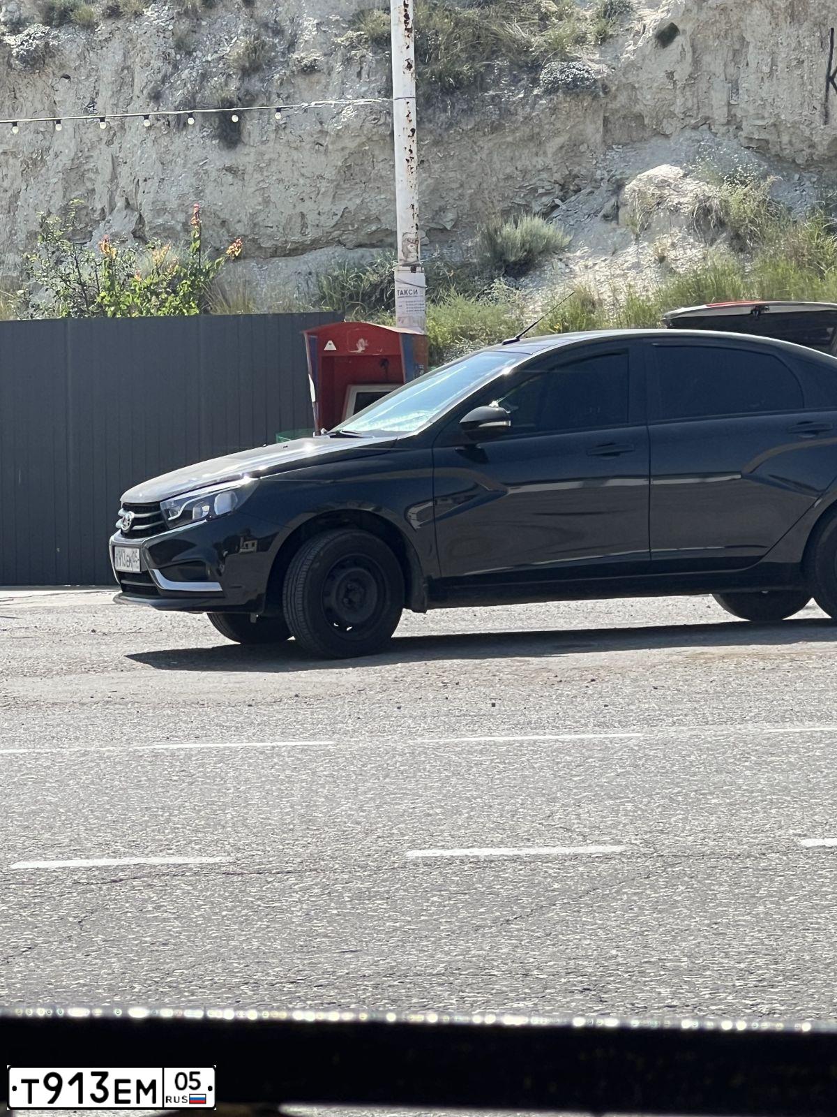 Фото автомобиля LADA VESTA, 2019 — госномер А001АТ05. Цвет: ЧЕРНЫЙ