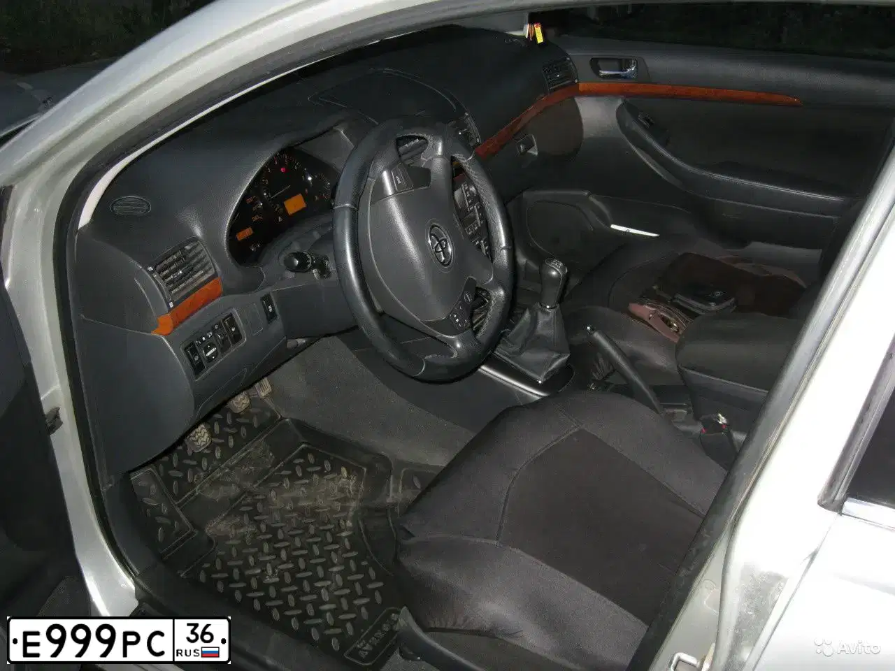 Фото автомобиля TOYOTA AVENSIS, 2008 — госномер Е999РС36. Цвет: серебристый