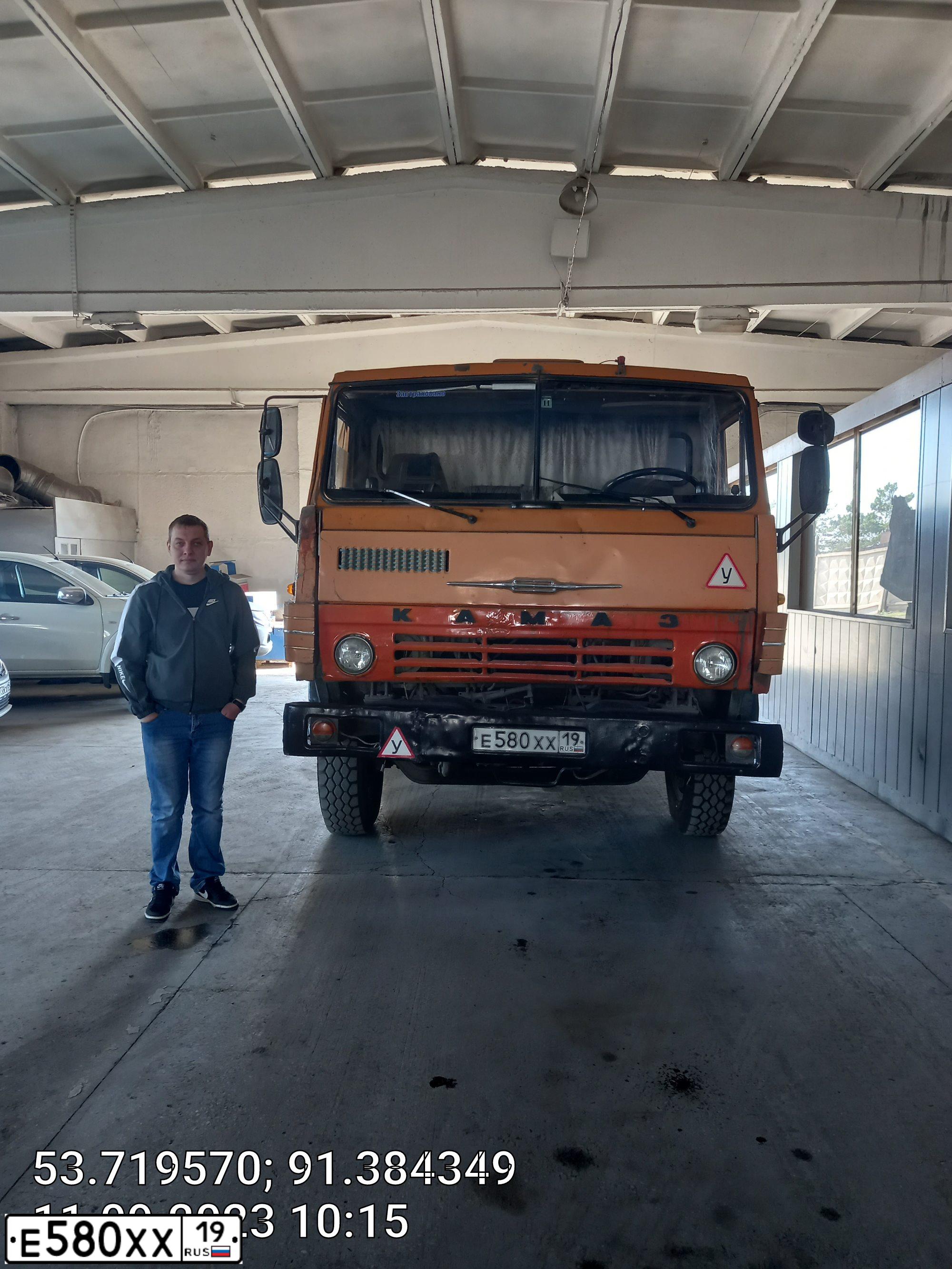 Фото автомобиля KAMAZ Z 55111 6X4, 1991 — госномер Е580ХХ19. Цвет: ОРАНЖЕВЫЙ