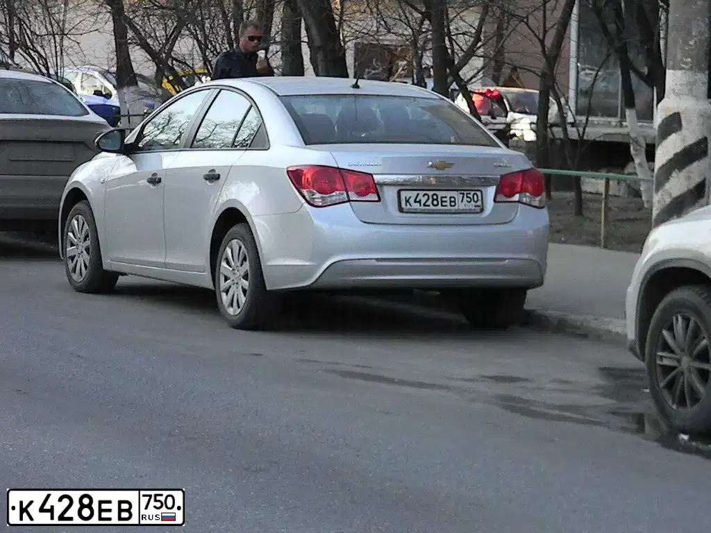 Фото автомобиля CHEVROLET CRUZE, 2013 — госномер К428ЕВ750. Цвет: СЕРЫЙ СВЕТЛЫЙ