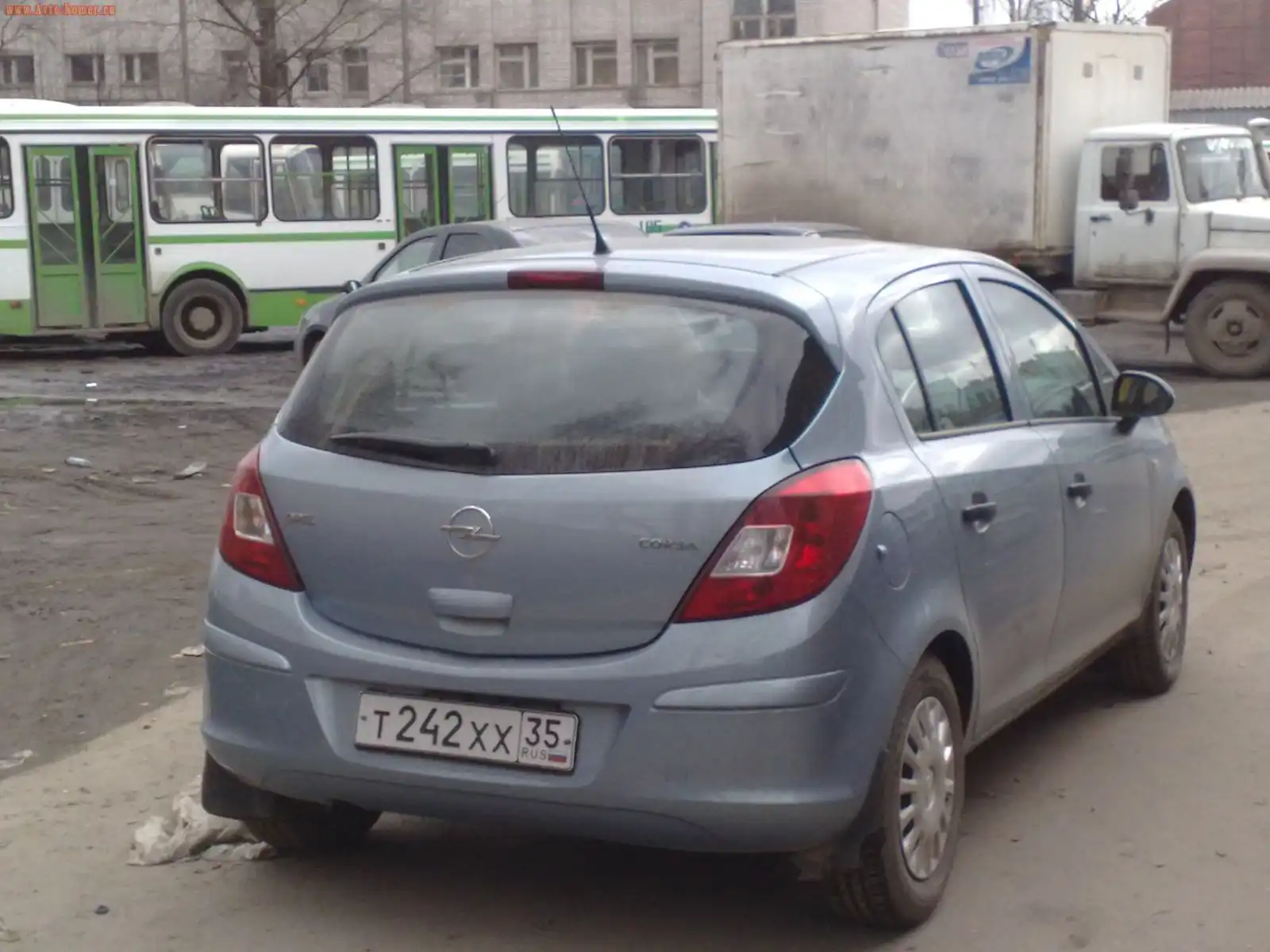 Фото автомобиля OPEL CORSA, 2008 — госномер М970НТ35. Цвет: СВЕТЛО-ГОЛУБОЙ