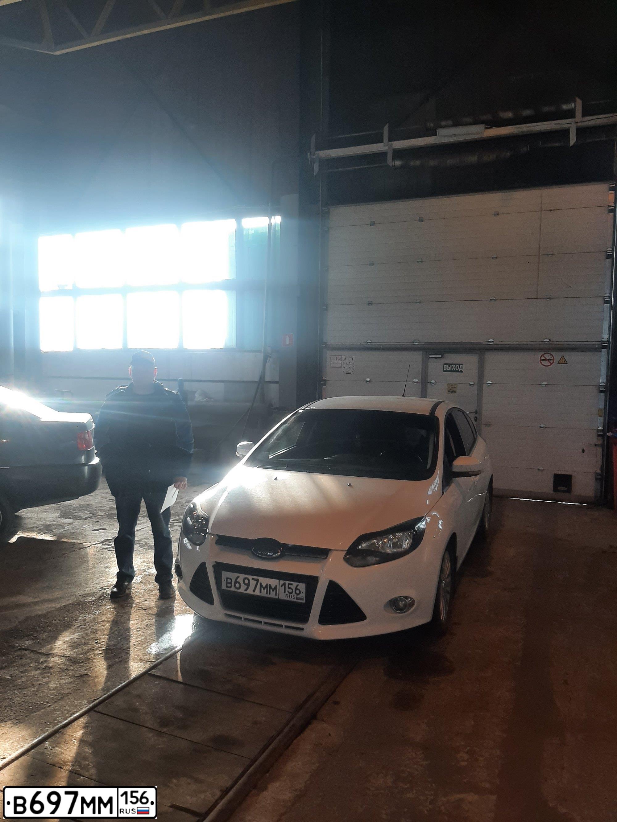 Фото автомобиля FORD FOCUS, 2011 — госномер В697ММ156. Цвет: Белый