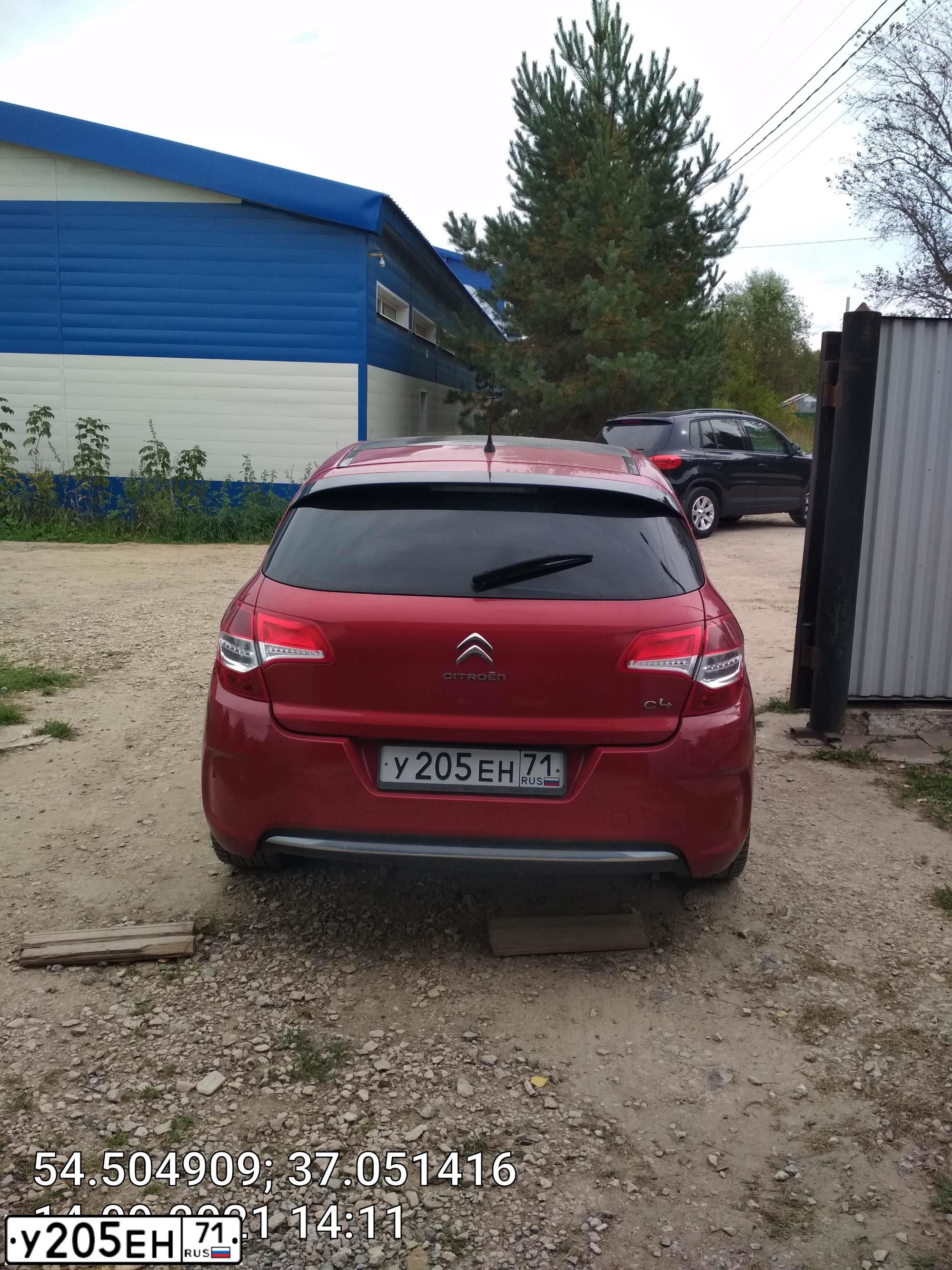 Фото автомобиля CITROEN C4, 2011 — госномер У288КО48. Цвет: Красный