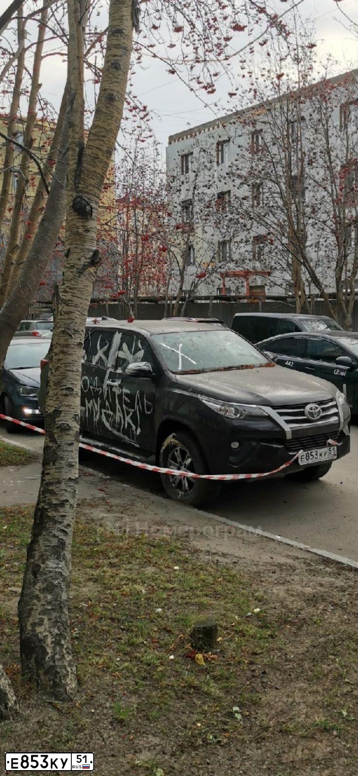 Фото автомобиля TOYOTA FORTUNER, 2018 — госномер Е853КУ51. Цвет: ТЕМНО-КОРИЧНЕВЫЙ