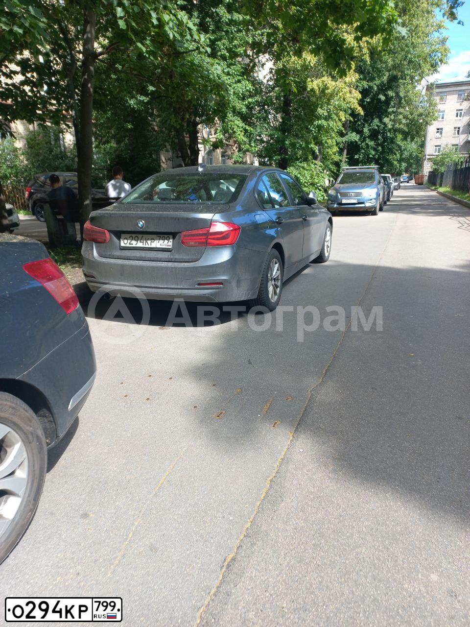 Фото автомобиля BMW SERIE 3, 2018 — госномер О294КР799. Цвет: Серый