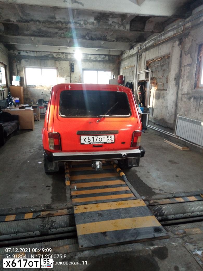 Фото автомобиля LADA 2121 NIVA, 1995 — госномер Х617ОТ55. Цвет: Красный