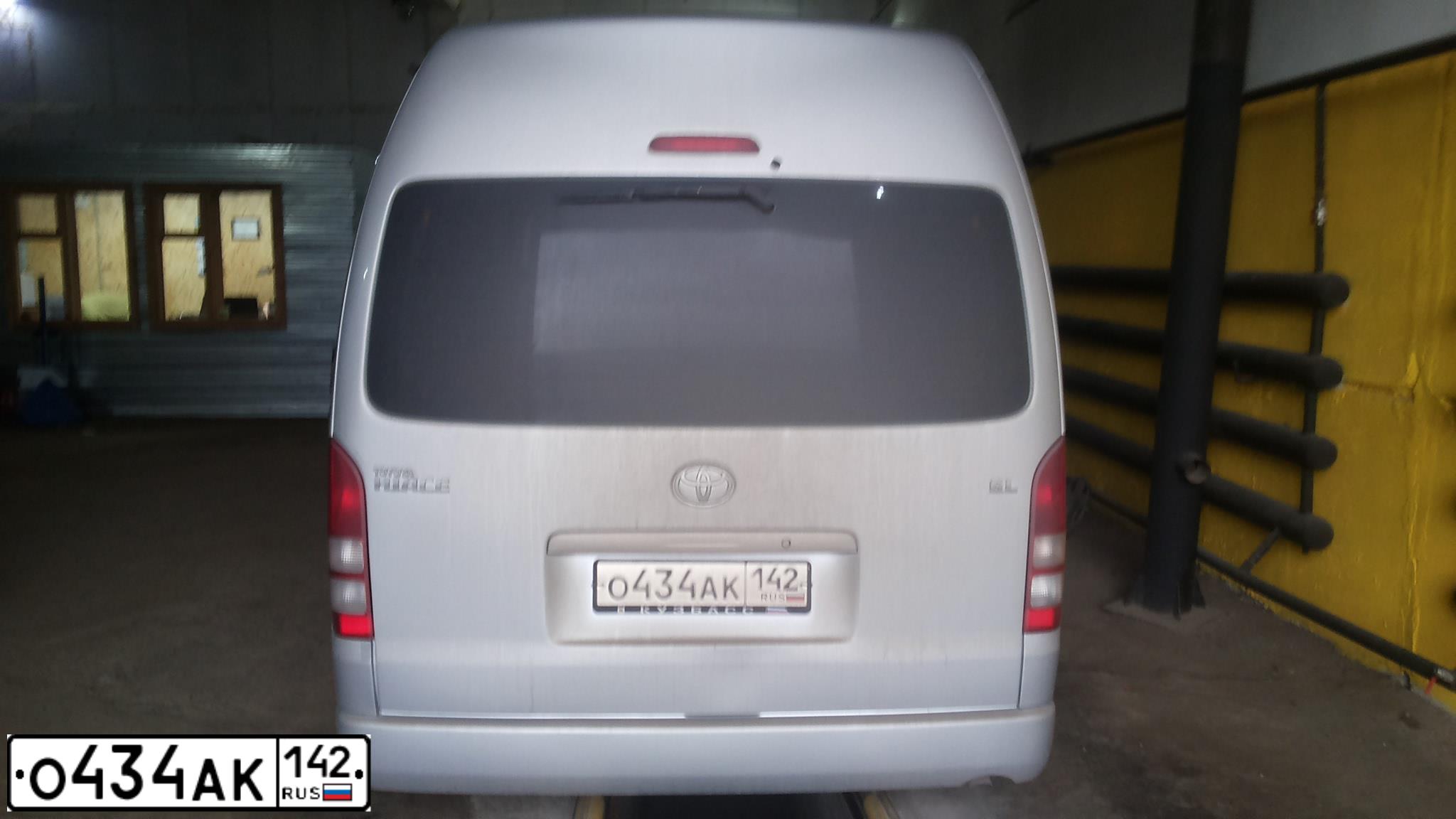 Фото автомобиля TOYOTA HIACE, 2012 — госномер О434АК142. Цвет: серебристый