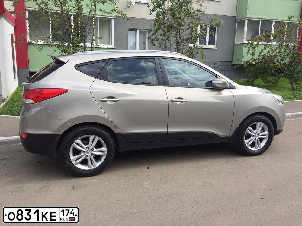 Фото автомобиля HYUNDAI IX35, 2010 — госномер О831КЕ174. Цвет: СЕРО-БЕЖЕВЫЙ