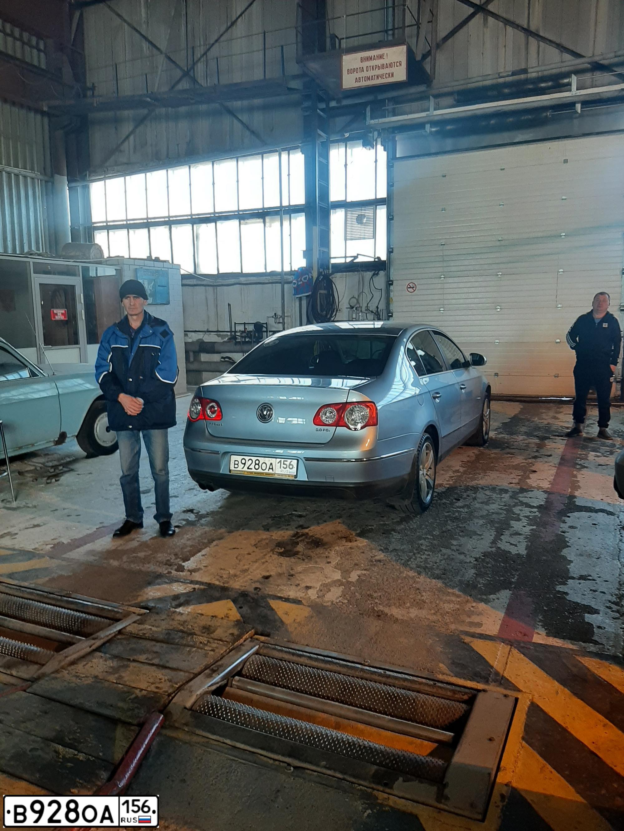 Фото автомобиля VOLKSWAGEN PASSAT, 2007 — госномер Е899АР156. Цвет: Серо-голубой