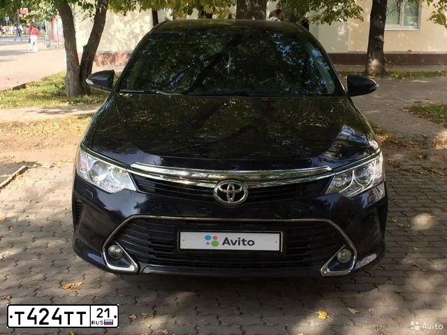 Фото автомобиля TOYOTA CAMRY, 2018 — госномер Т424ТТ21. Цвет: ТЕМНО-СИНИЙ МЕТАЛЛИК