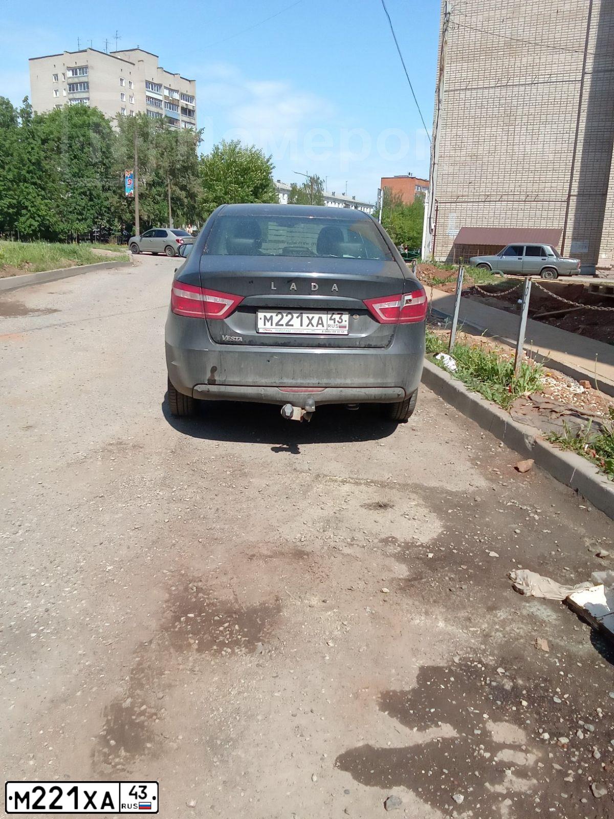 Фото автомобиля LADA VESTA, 2017 — госномер М221ХА43. Цвет: ЧЕРНЫЙ