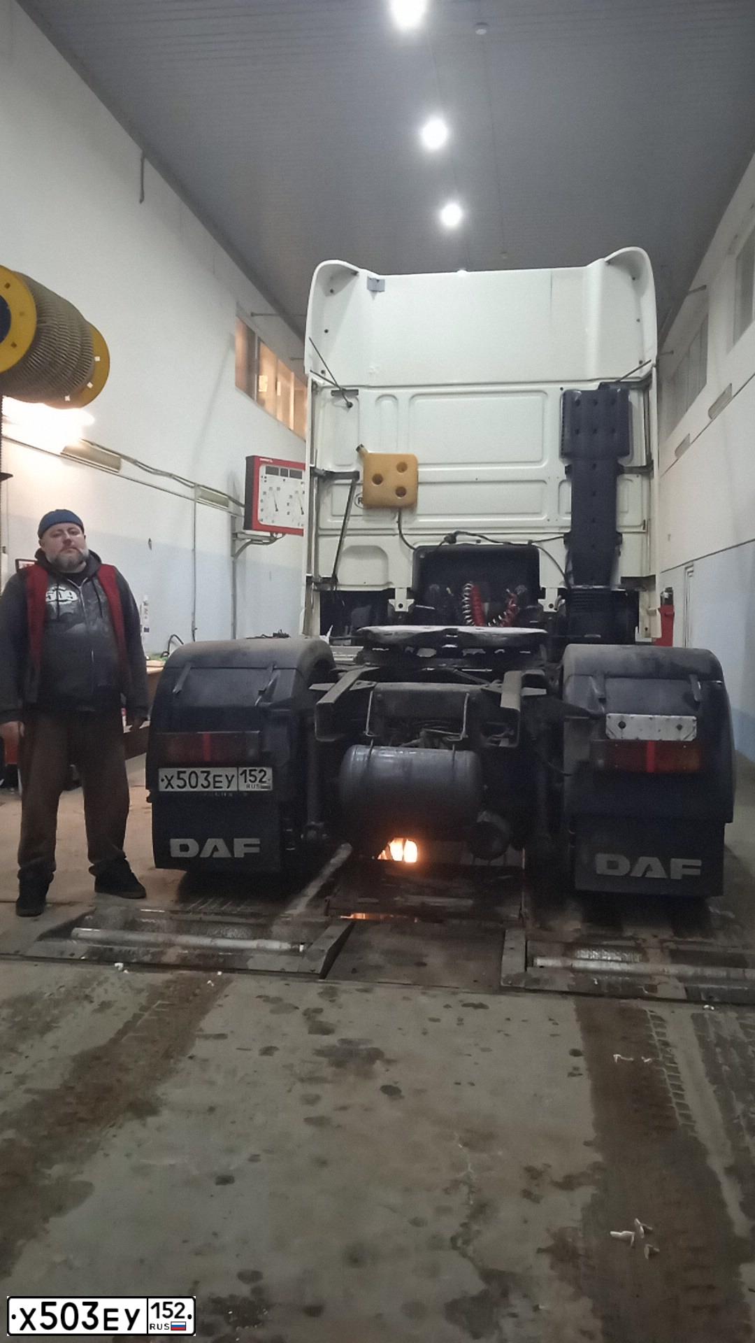 Фото автомобиля DAF XF 95 FT /4X2/, 2001 — госномер М057РЕ55. Цвет: Белый