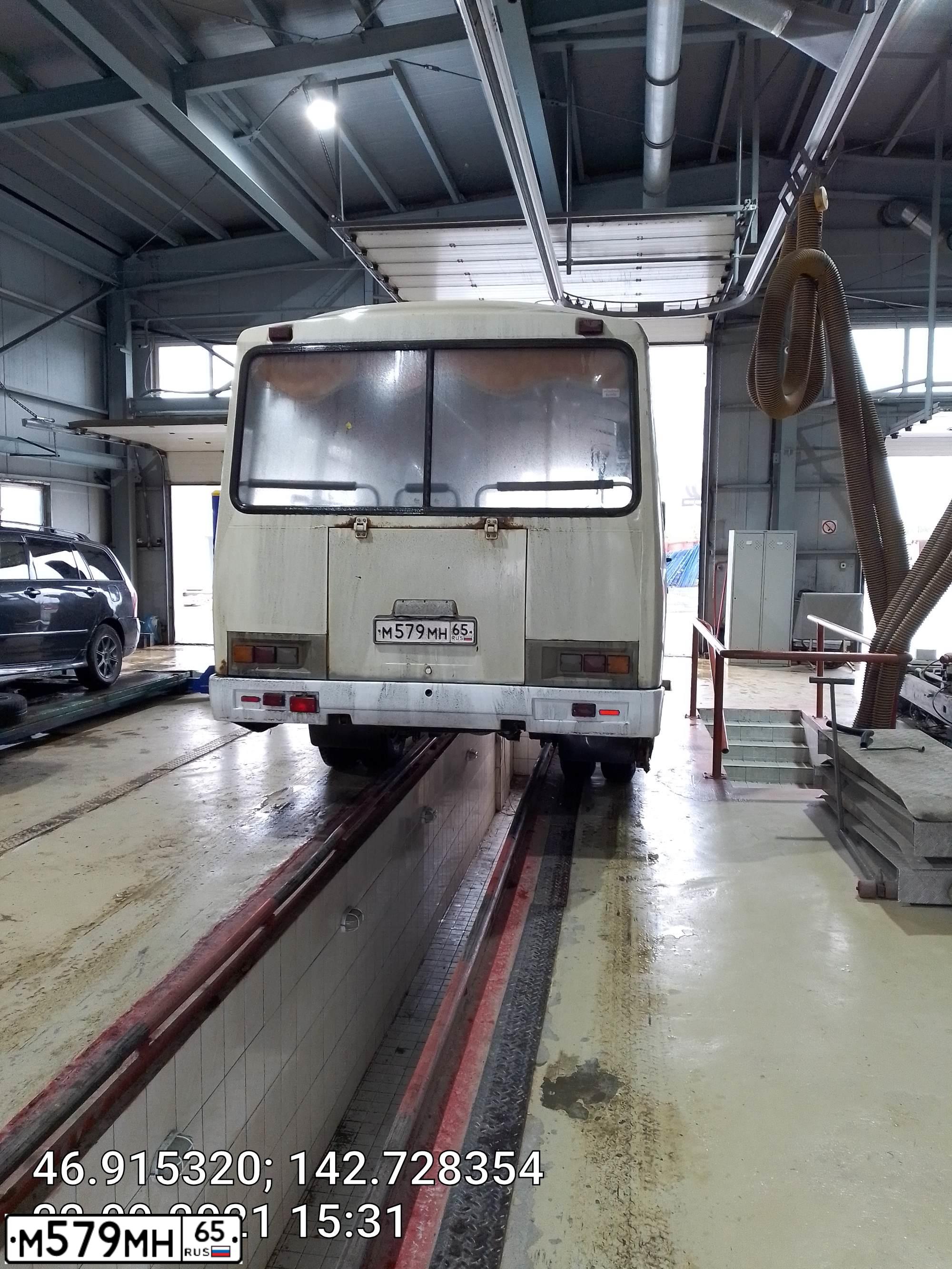 Фото автомобиля PAZ 3205, 2011 — госномер М579МН65. Цвет: Белый