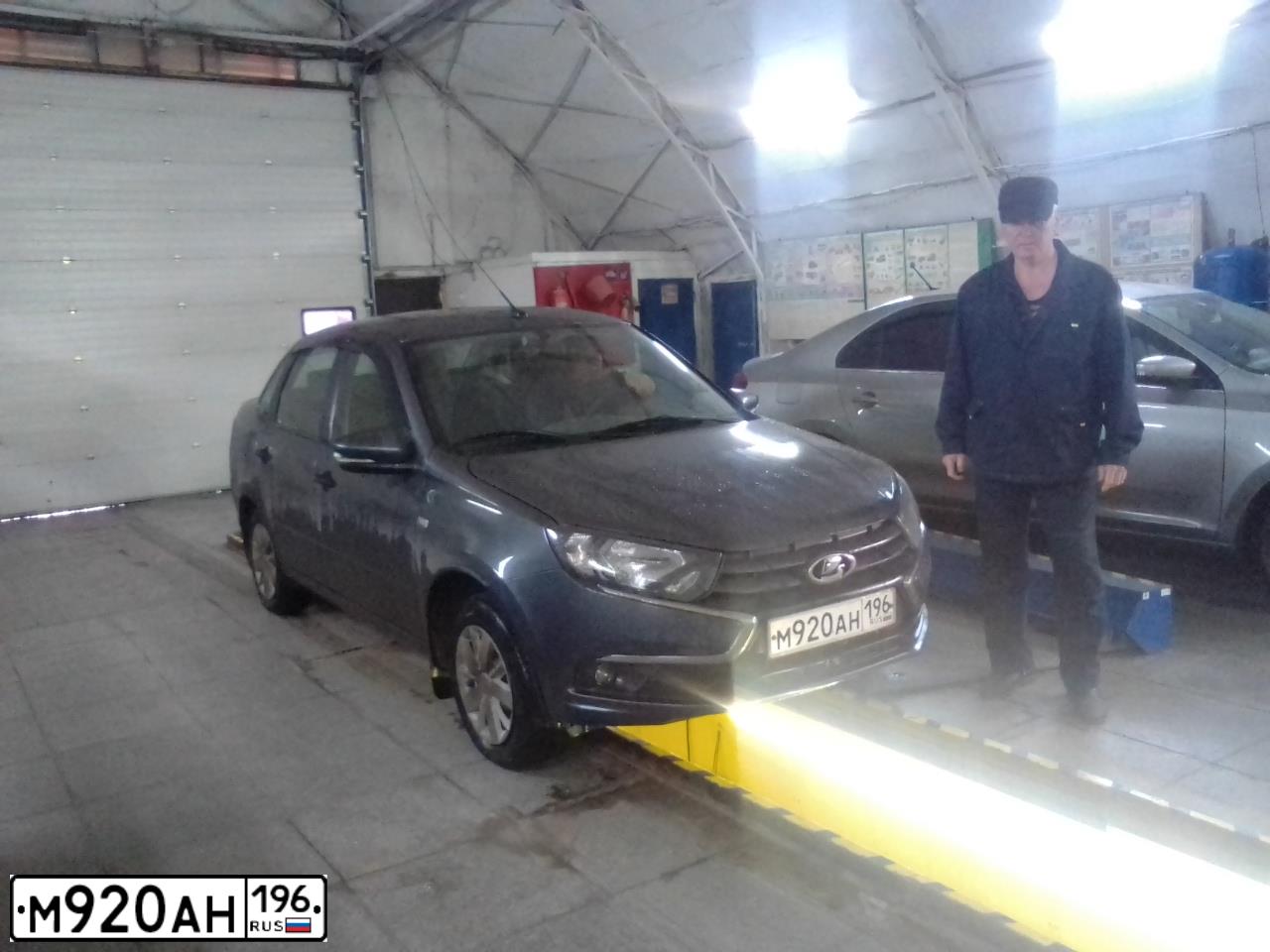 Фото автомобиля LADA 2190 GRANTA, 2019 — госномер М920АН196. Цвет: ТЕМНО-СЕРЫЙ