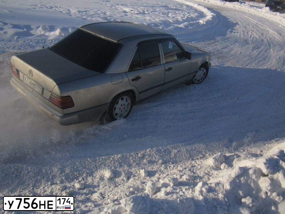 Фото автомобиля MERCEDES E-KLASSE, 1990 — госномер У756НЕ174. Цвет: Белый