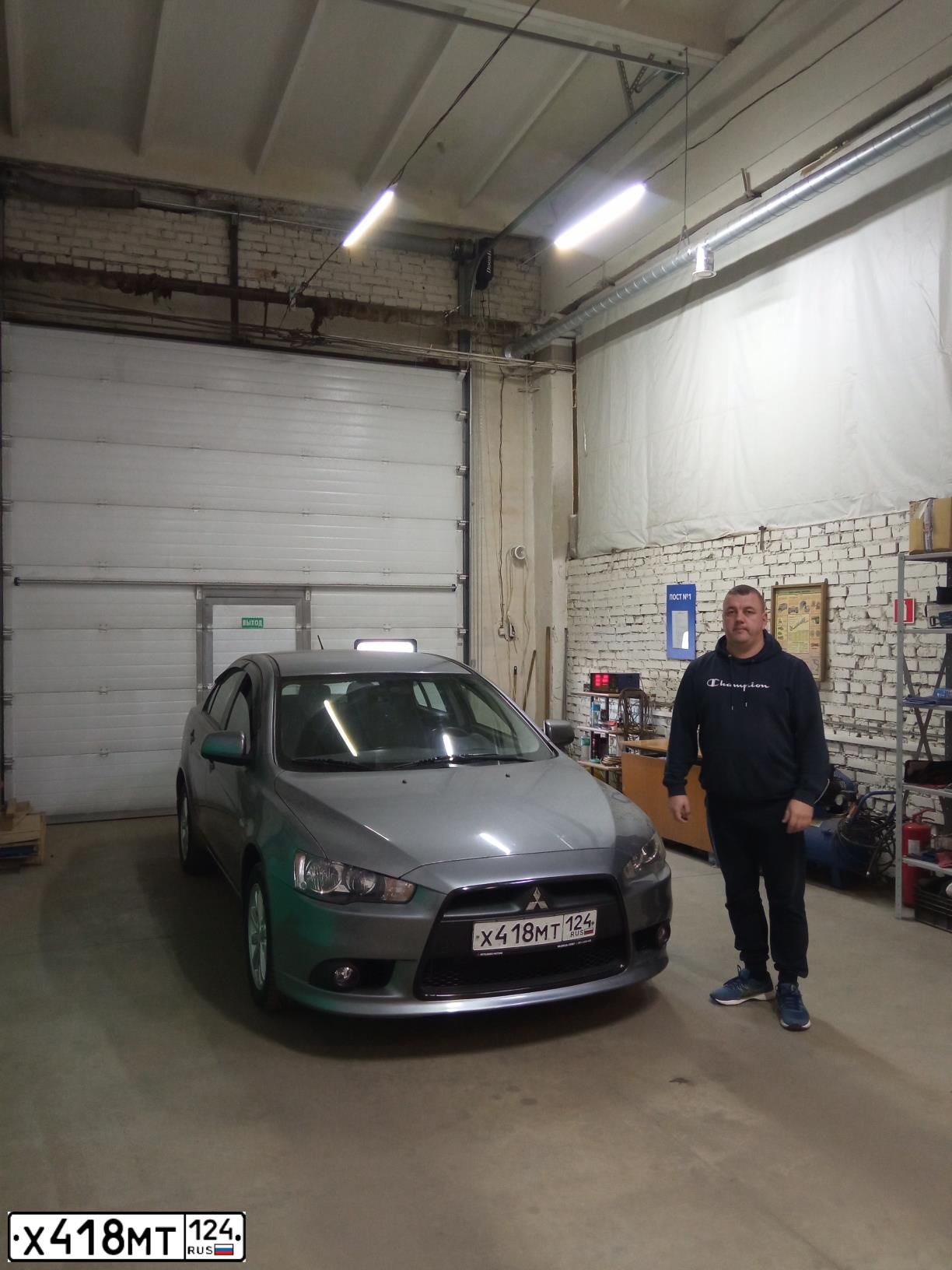 Фото автомобиля MITSUBISHI LANCER, 2014 — госномер Р232СС124. Цвет: Серый