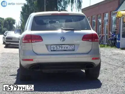Фото автомобиля VOLKSWAGEN TOUAREG, 2013 — госномер В579УН77. Цвет: СЕРЫЙ
