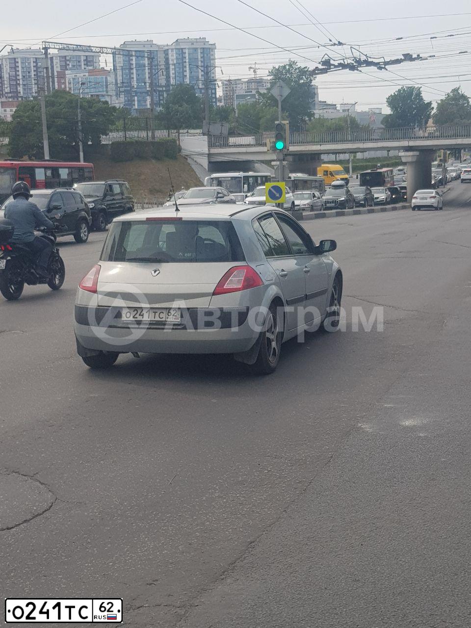 Фото автомобиля RENAULT MEGANE, 2003 — госномер О241ТС62. Цвет: Светло-Серо-Голубой