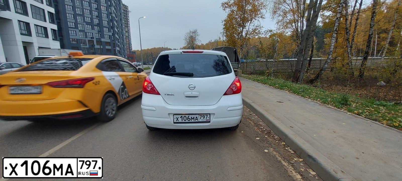 Фото автомобиля NISSAN TIIDA, 2011 — госномер Н617ВУ70. Цвет: Белый